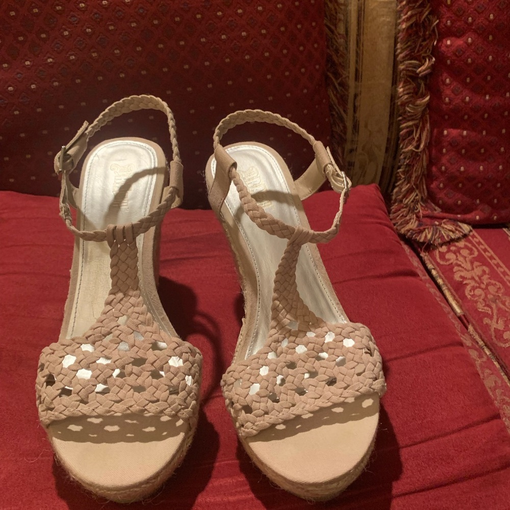 Cute summer wedge heel sandle, size 9 1/2.